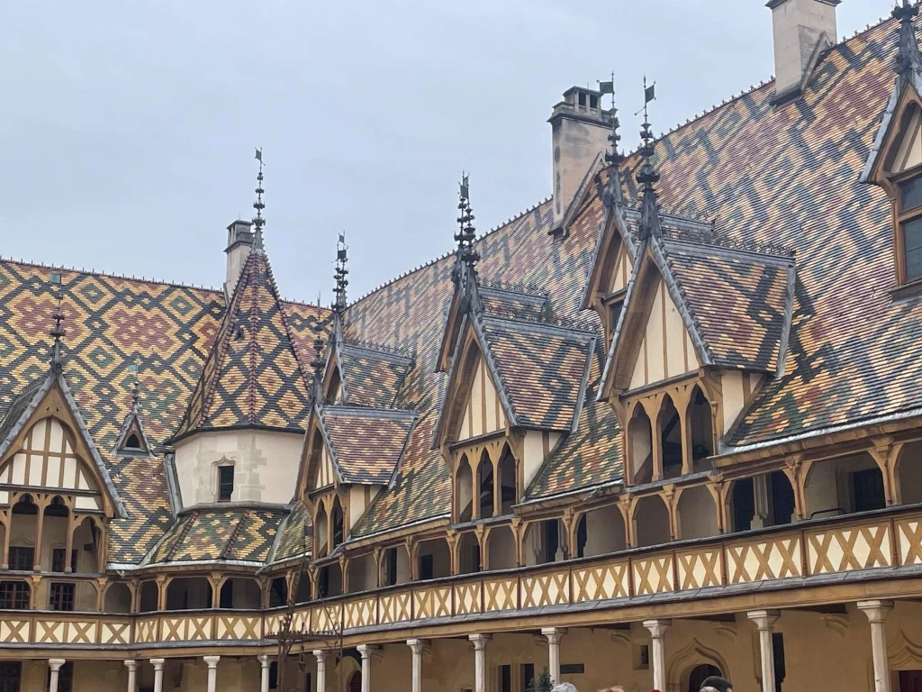 Toits en tuiles vernissées des Hospices de Beaune