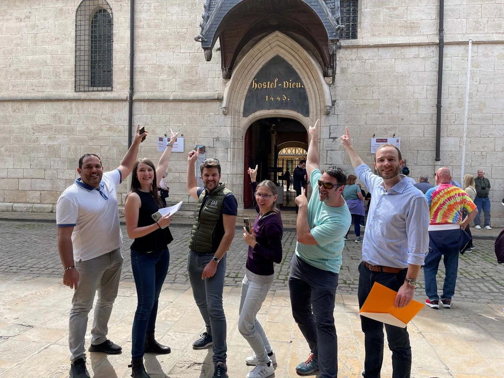 Équipe en rallye vieille ville devant l'hôtel-dieu de beaune